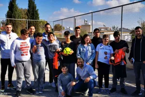 Στο ειδικό σχολείο Απ. Βαρνάβα/ Έπαιξαν μπάλα και... "ΑΓΙΑ ΝΑΠΑ" (Φώτος/Βίντεο)