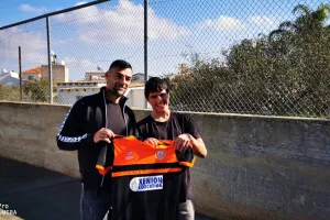 Στο ειδικό σχολείο Απ. Βαρνάβα/ Έπαιξαν μπάλα και... "ΑΓΙΑ ΝΑΠΑ" (Φώτος/Βίντεο)