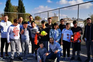 Στο ειδικό σχολείο Απ. Βαρνάβα/ Έπαιξαν μπάλα και... "ΑΓΙΑ ΝΑΠΑ" (Φώτος/Βίντεο)