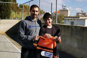 Στο ειδικό σχολείο Απ. Βαρνάβα/ Έπαιξαν μπάλα και... "ΑΓΙΑ ΝΑΠΑ" (Φώτος/Βίντεο)