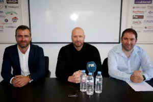 Toshack/"Νεαρούς, εξάδα και... Ευρώπη" (βίντεο/φώτος)