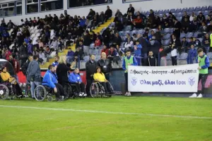 Φίλαθλοι με αναπηρία μαζί με τους ποδοσφαιριστές Ανόρθωσης και ΑΕΛ! (βίντεο/φώτος)