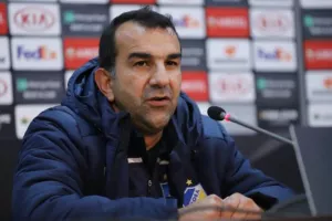 ΧΑΤΖΗΛΟΥΚΑΣ: "Ούτε ένα στο εκατομμύριο πρώτος προπονητής" 