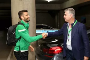 ΧΑΙΡΕΤΗΣΕ τους παίκτες ο Παπασταύρου (φώτος)