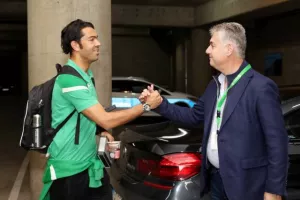 ΧΑΙΡΕΤΗΣΕ τους παίκτες ο Παπασταύρου (φώτος)