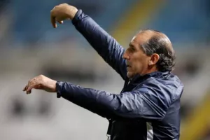 Μέτριο ΑΠΟΕΛ, κρατάει μόνο το τρίποντο (Φώτος)
