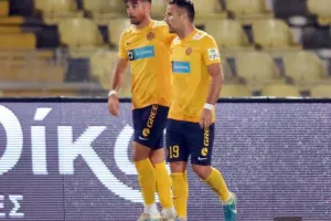 (ΦΩΤΟΡΕΠΟΡΤΑΖ) Κίτρινα χαμόγελα, Καλά Χριστούγεννα 