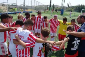  Ερυθρόλευκοι φερέλπιδες στη σέντρα υπό τα μάτια της διεύθυνσης