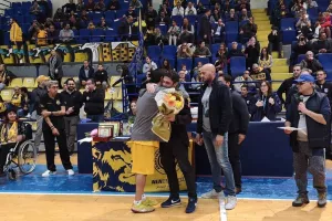 Tιμητική Παλάλα/"Σεισμός" από τους ΑΕΛίστες και... νίκη (βίντεο/φώτος)