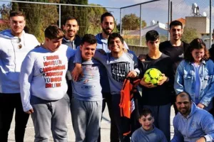 Στο ειδικό σχολείο Απ. Βαρνάβα/ Έπαιξαν μπάλα και... "ΑΓΙΑ ΝΑΠΑ" (Φώτος/Βίντεο)