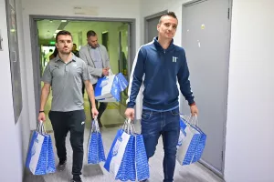 Επίσκεψη στο παιδιατρικό τμήμα του Γενικού Νοσοκομείου Λεμεσού (Φώτος)