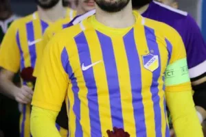 Συγκινητική στιγμή στο Ομόνοια - ΑΠΟΕΛ/ΦΩΤΟΣ