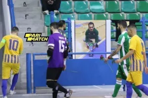 Συγκινητική στιγμή στο Ομόνοια - ΑΠΟΕΛ/ΦΩΤΟΣ