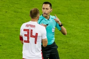Αβραάμ κατά διαιτησίας: "Τον Ολυμπιακό οφείλουν να τον σέβονται"