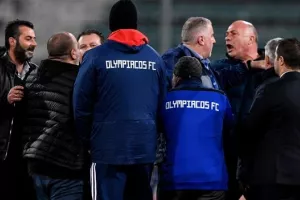 Σοβαρό επεισόδιο στους πάγκους μεταξύ Καραπαπά και Μπέου