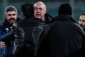 Σοβαρό επεισόδιο στους πάγκους μεταξύ Καραπαπά και Μπέου