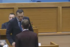 Χαστούκι στη Βουλή! (βίντεο)