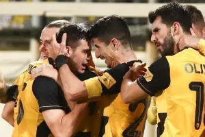 Οι παίκτες της ΑΕΚ και ο Ίβιτς στο πλευρό του Γαλανόπουλου