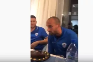 (ΒΙΝΤΕΟ) Ο Βργκοτς σβήνει το κεράκι με το χέρι