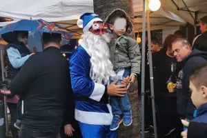 Εμφανίστηκε... ο ΜΠΛΕ Αϊ Βασίλης! (φώτος)