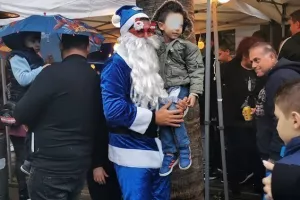 Εμφανίστηκε... ο ΜΠΛΕ Αϊ Βασίλης! (φώτος)