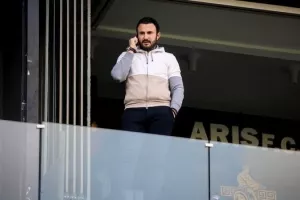 Καρυπίδης σε παίκτες Άρη: "Δεν θέλω να βλέπω σκυμμένα κεφάλια"