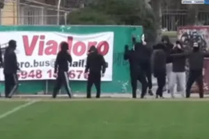 Εισβολή κουκουλοφόρων σε αγώνα της ΕΠΣ Μακεδονίας! (βίντεο)