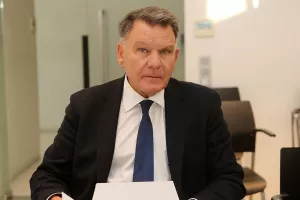 ΚΟΥΓΙΑΣ/ "Δέχονται να κάνουν τους κλόουν, ενώ έχουν πακετάρει 10 εκατομμύρια ευρώ στην Κύπρο"