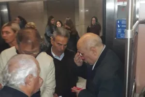 Μετρό Σύνταγμα: Μπουνιές για να μπουν στο βαγόνι (φώτος)