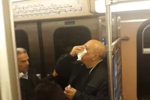 Μετρό Σύνταγμα: Μπουνιές για να μπουν στο βαγόνι (φώτος)
