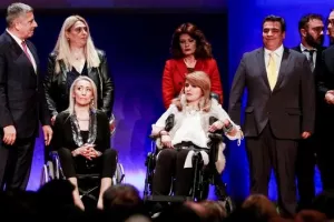 Η βράβευση των ΠΑΕ Ολυμπιακός και ΑΕΚ για την ενέργεια με τις Μυρτώ και Τόνια