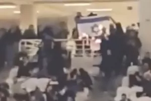 Οπαδοί της ΑΕΚ έκαψαν σημαία του Ισραήλ (Βίντεο)