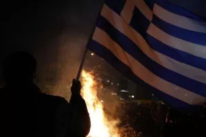 ΕΛΛΑΔΑ/Συνελήφθη αστυνομικός που έκαψε την ελληνική σημαία