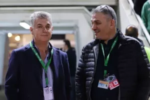 Ομονοιάτες σε Παπασταύρου: "Πολέμα την Κάρτα/Φέρε το πρωτάθλημα"