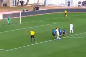 Έδωσε τέσσερα “περίεργα” πέναλτι και αποκλείστηκε δια βίου