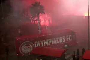Ο κόσμος έστησε το δικό του... πάρτι έξω από το γήπεδο!