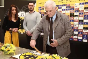 Ο Μελισσανίδης έκοψε την πίτα στα Σπάτα