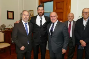 Ο Πρόεδρος του ΚΟΑ στην απονομή του «Χρυσού Κλειδιού  της πόλης» στον Παύλο Κοντίδη 