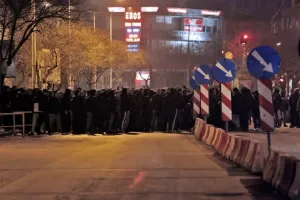 Οπαδοί του ΠΑΟΚ στα γραφεία της Νέας Δημοκρατίας