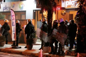 Οπαδοί του ΠΑΟΚ στα γραφεία της Νέας Δημοκρατίας