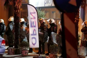 Οπαδοί του ΠΑΟΚ στα γραφεία της Νέας Δημοκρατίας