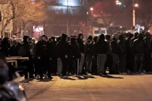 Οπαδοί του ΠΑΟΚ στα γραφεία της Νέας Δημοκρατίας