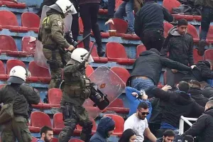 Μολότοφ και δακρυγόνα μετά τη λήξη του ματς στη Νέα Σμύρνη