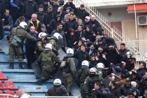 Καταγγελία για το ξύλο των ΜΑΤ στον κόσμο