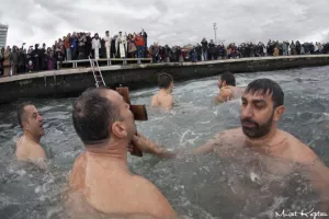 O προπονητής του Απόλλωνα έπιασε τον Σταυρό στην ιστορική Προκυμαία της Σμύρνης