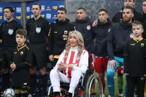 Συγκινητική στιγμή στο ΟΑΚΑ: Μυρτώ και Τόνια μαζί πριν το ΑΕΚ - Ολυμπιακός