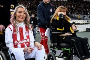 Συγκινητική στιγμή στο ΟΑΚΑ: Μυρτώ και Τόνια μαζί πριν το ΑΕΚ - Ολυμπιακός