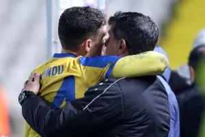 Tι του είπε στο αυτί;
