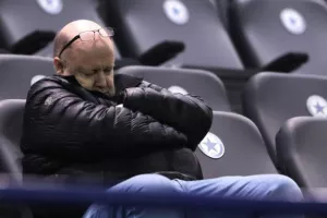 ΚΟΙΜΗΘΗΚΕ στην... κερκίδα!