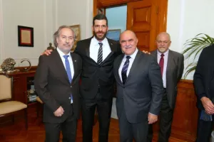 Ο Πρόεδρος του ΚΟΑ στην απονομή του «Χρυσού Κλειδιού  της πόλης» στον Παύλο Κοντίδη 